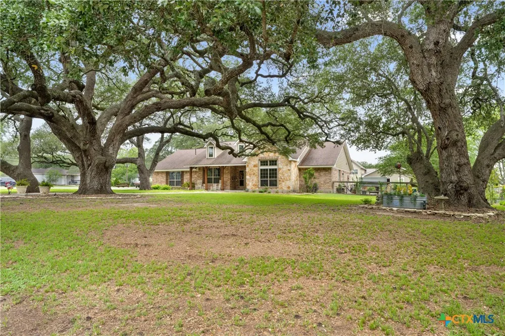 618 S Hudson Street Flatonia, TX 78941