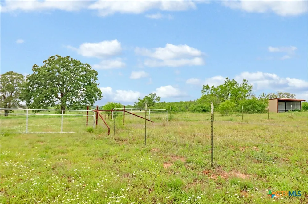 52 Cross Road Seguin, TX 78155