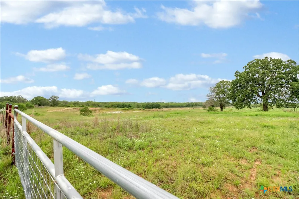 52 Cross Road Seguin, TX 78155