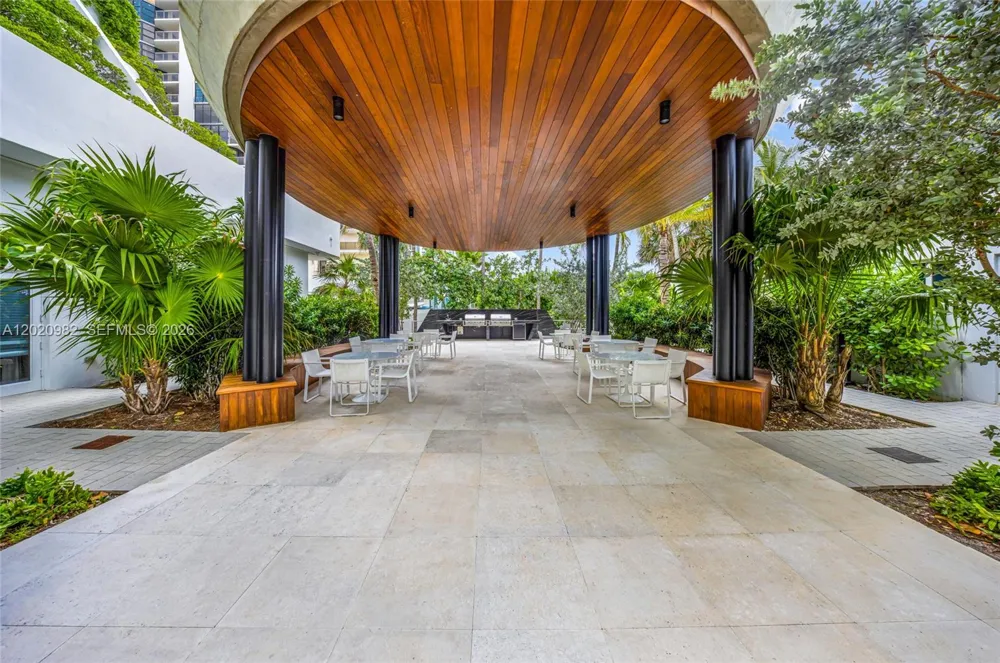 6365 Collins Ave #2301 Miami Beach, FL 33141