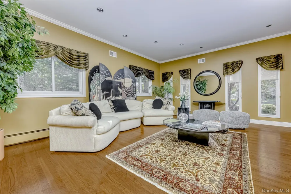 8 Kings Gate Road Suffern, NY 10901
