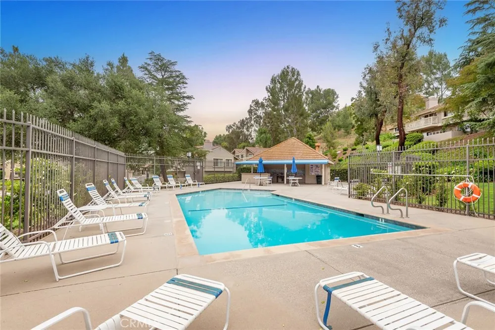 602 Calle Mirador Oak Park, CA 91377