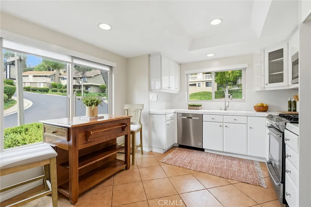 602 Calle Mirador Oak Park, CA 91377