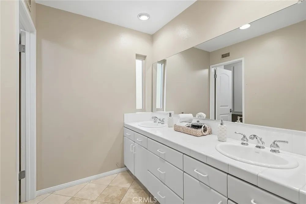 602 Calle Mirador Oak Park, CA 91377
