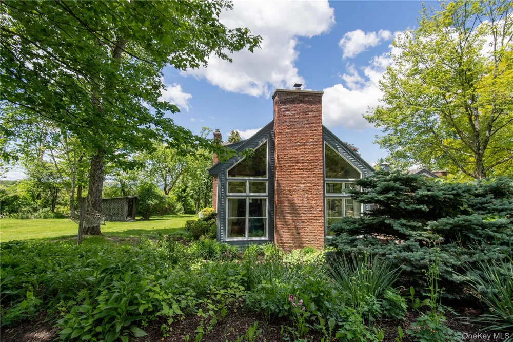 136 Rombout Road Pleasant Valley, NY 12603