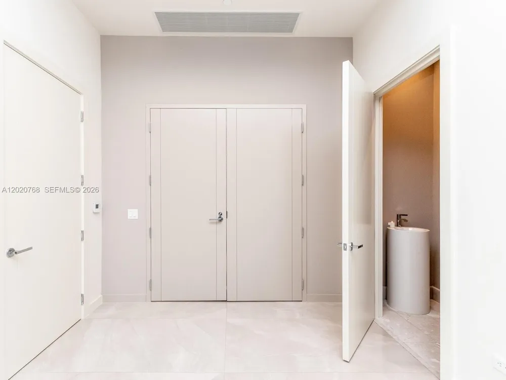18501 E Collins #1503 Sunny Isles Beach, FL 33160