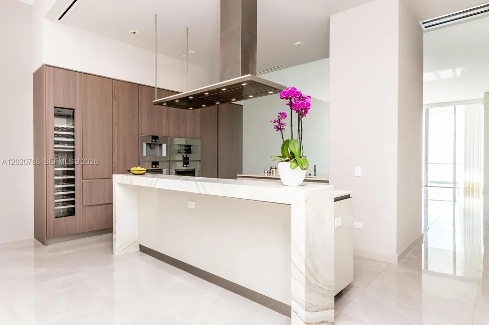 18501 E Collins #1503 Sunny Isles Beach, FL 33160