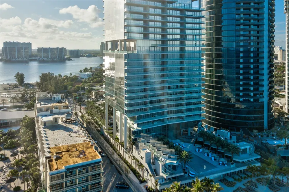 18501 E Collins #1503 Sunny Isles Beach, FL 33160