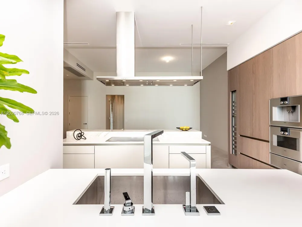 18501 E Collins #1503 Sunny Isles Beach, FL 33160