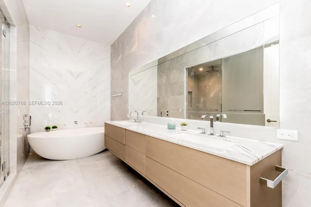 18501 E Collins #1503 Sunny Isles Beach, FL 33160