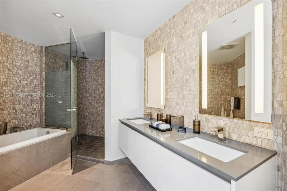 88 SW 7th St #2111 Miami, FL 33130