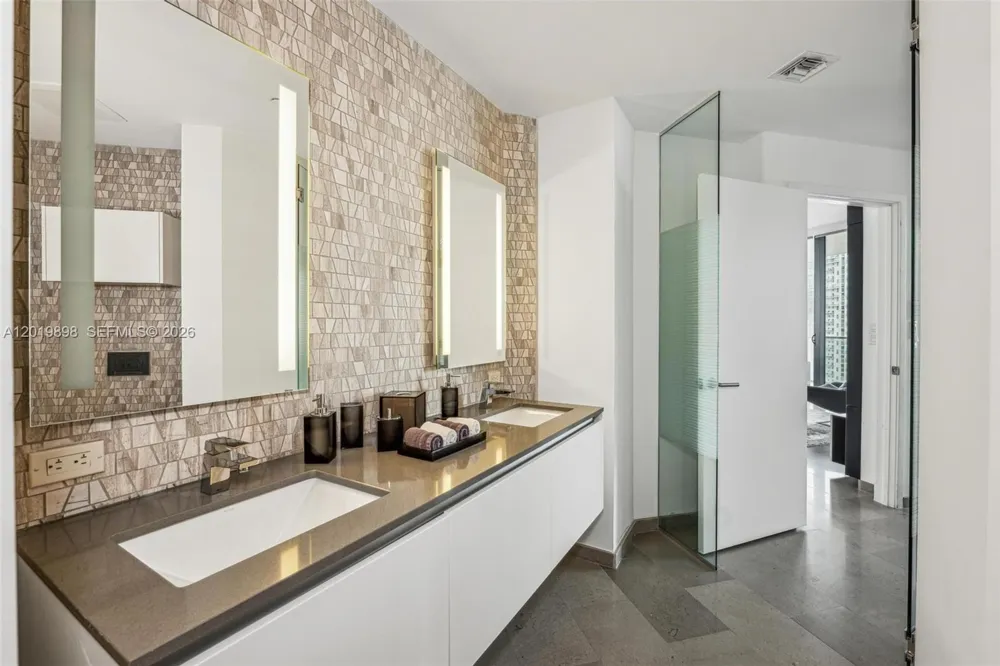 88 SW 7th St #2111 Miami, FL 33130