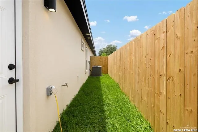 1209 S Waterfall Avenue Edinburg, TX 78539