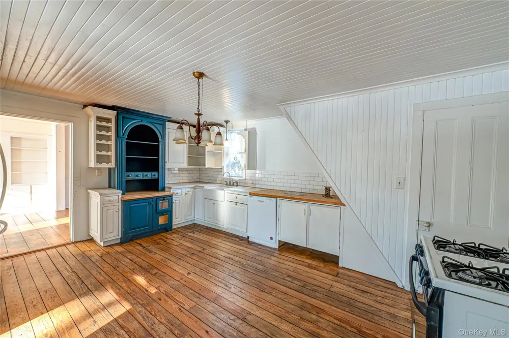 179 G Springville Road Hampton Bays, NY 11946