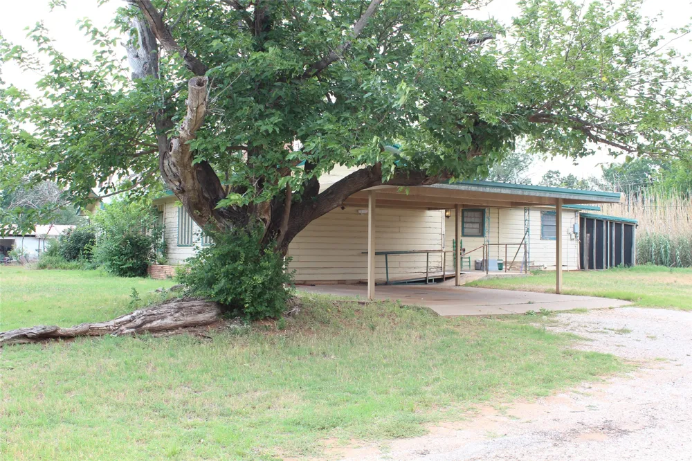 1001 SE 4th Street Knox City, TX 79529