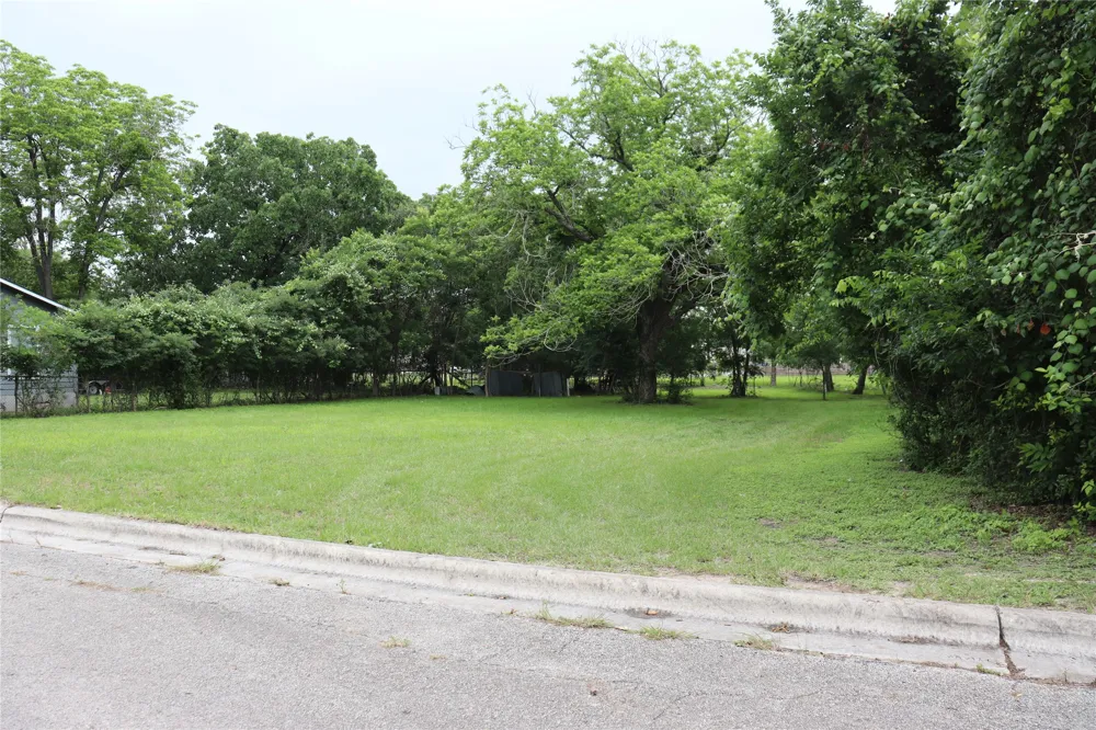 1006 Johnson Street Lockhart, TX 78644