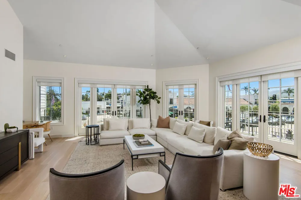 15225 Palisades Village Lane #206 Pacific Palisades, CA 90272
