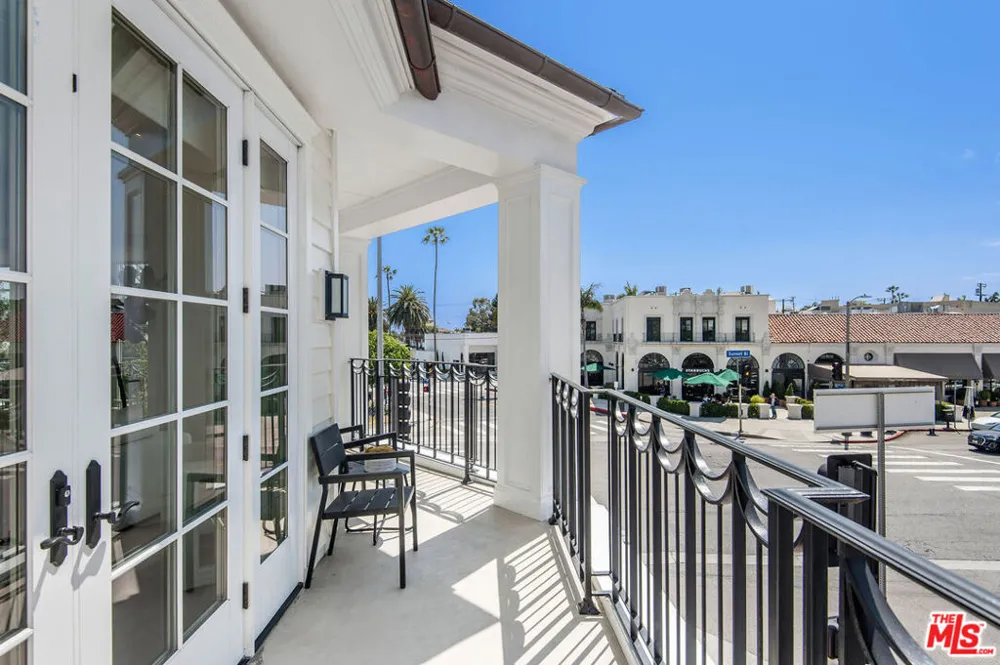 15225 Palisades Village Lane #206 Pacific Palisades, CA 90272