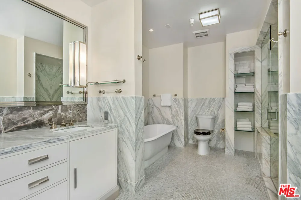 15225 Palisades Village Lane #205 Pacific Palisades, CA 90272