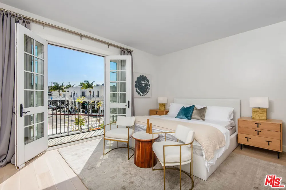15225 Palisades Village Lane #205 Pacific Palisades, CA 90272