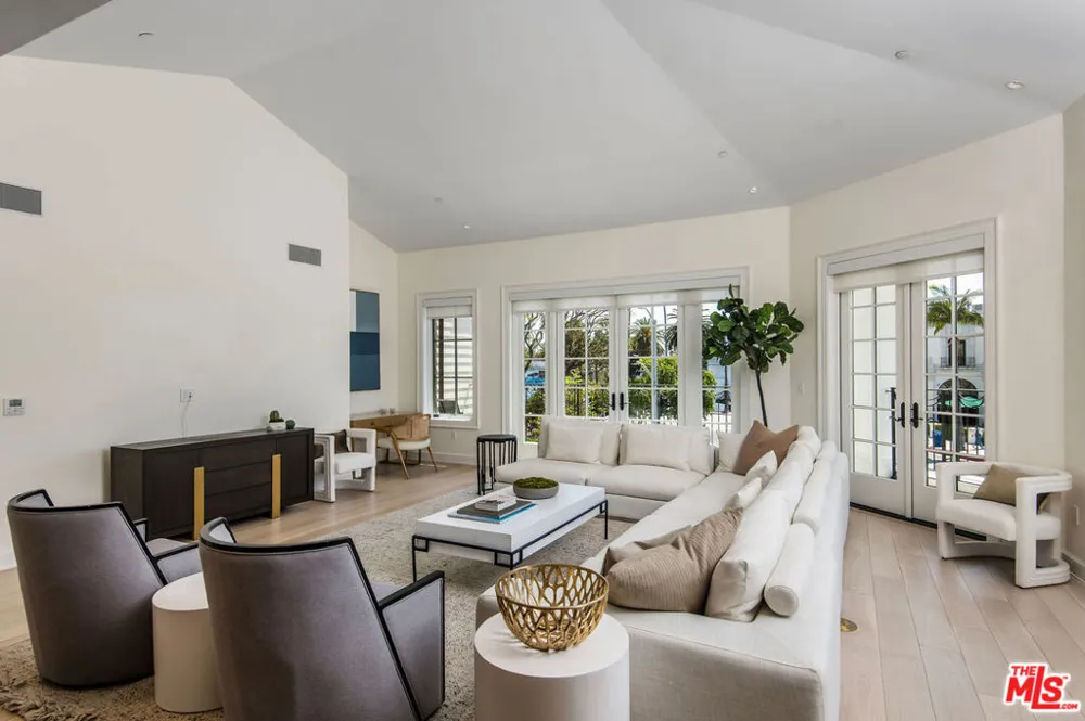 15225 Palisades Village Lane #204 Pacific Palisades, CA 90272