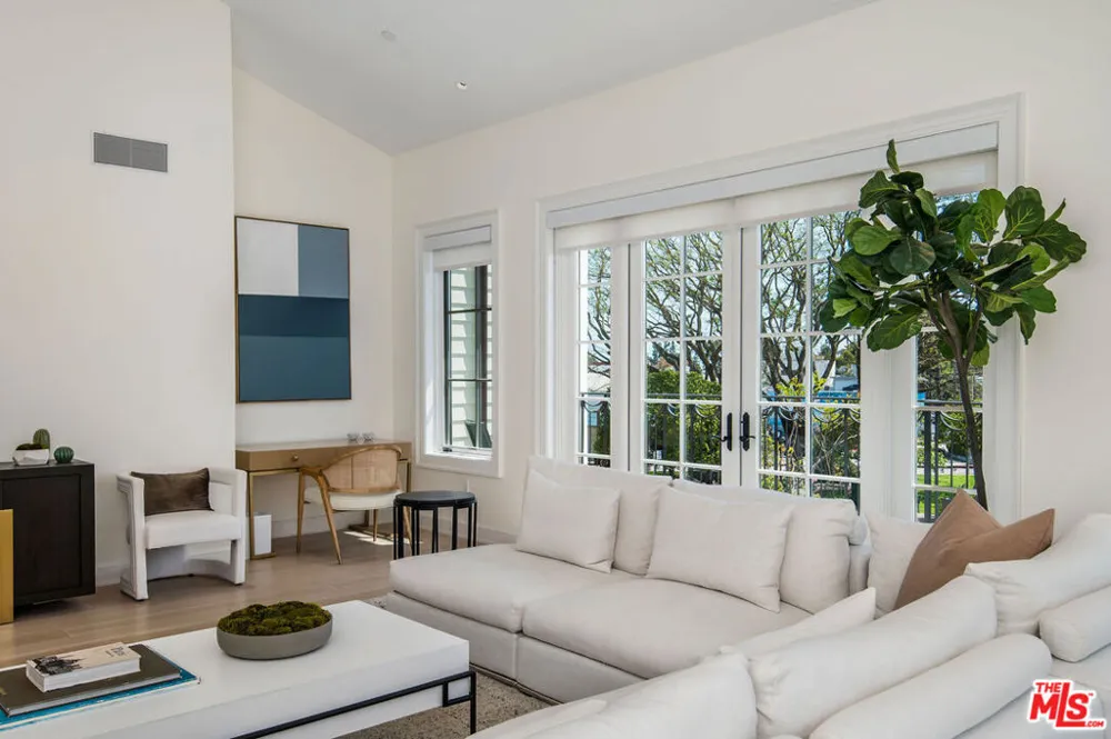 15225 Palisades Village Lane #204 Pacific Palisades, CA 90272