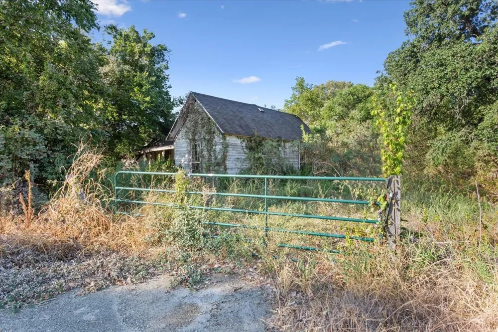 12999 Gholson Road Gholson, TX 76705