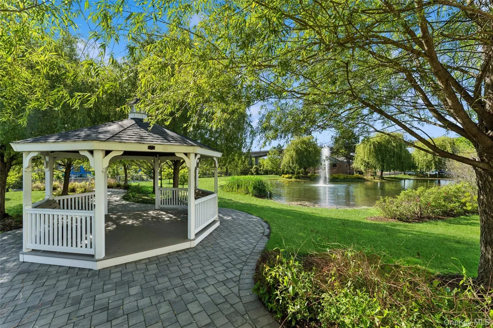 1001 Mill Creek Roslyn, NY 11576