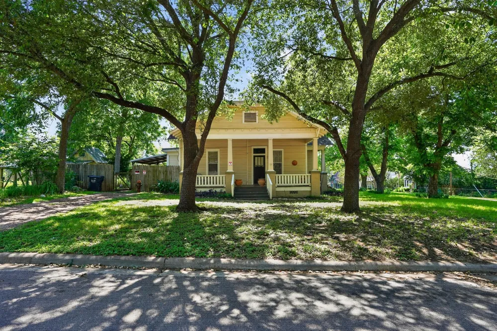 106 E Valverde Street Brenham, TX 77833