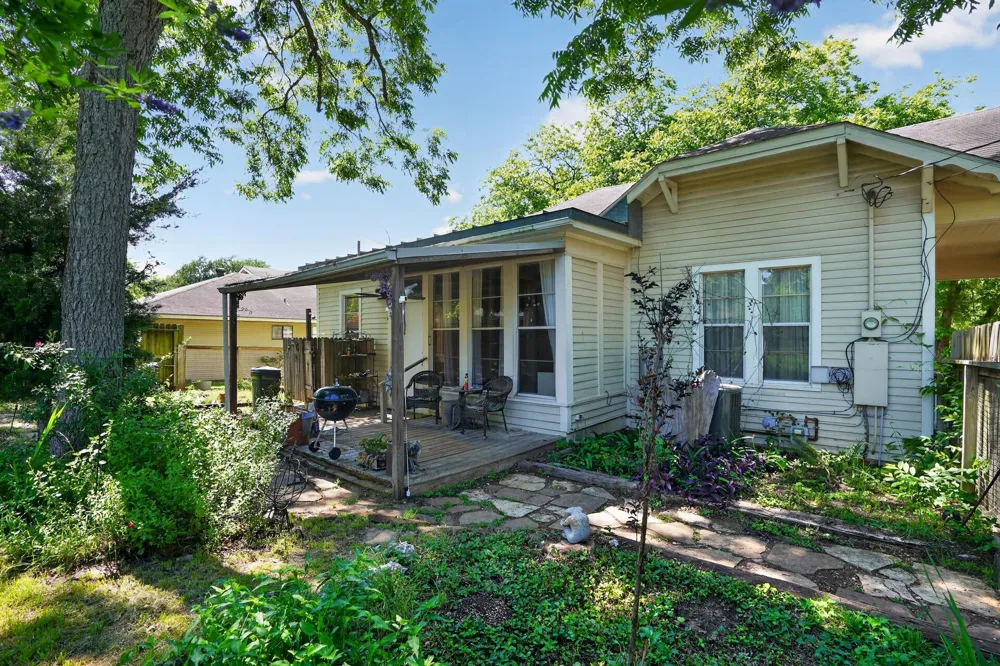 106 E Valverde Street Brenham, TX 77833