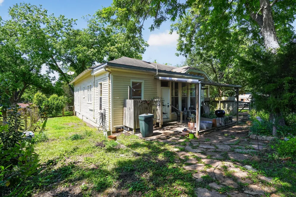 106 E Valverde Street Brenham, TX 77833