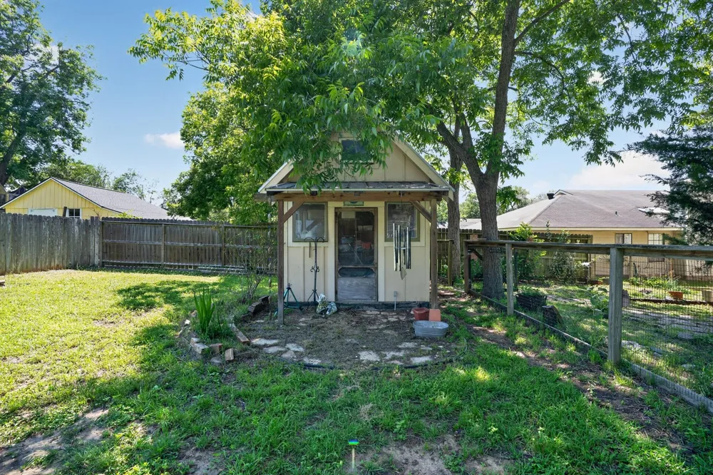 106 E Valverde Street Brenham, TX 77833