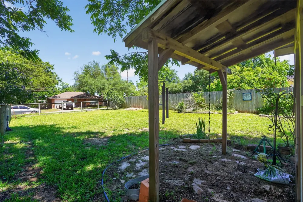 106 E Valverde Street Brenham, TX 77833