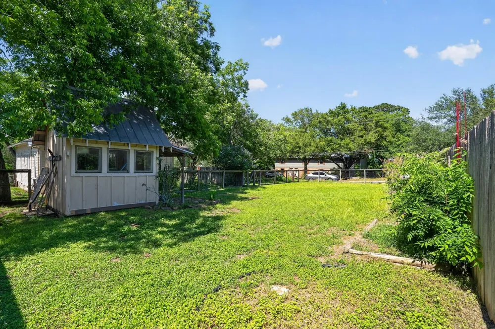 106 E Valverde Street Brenham, TX 77833