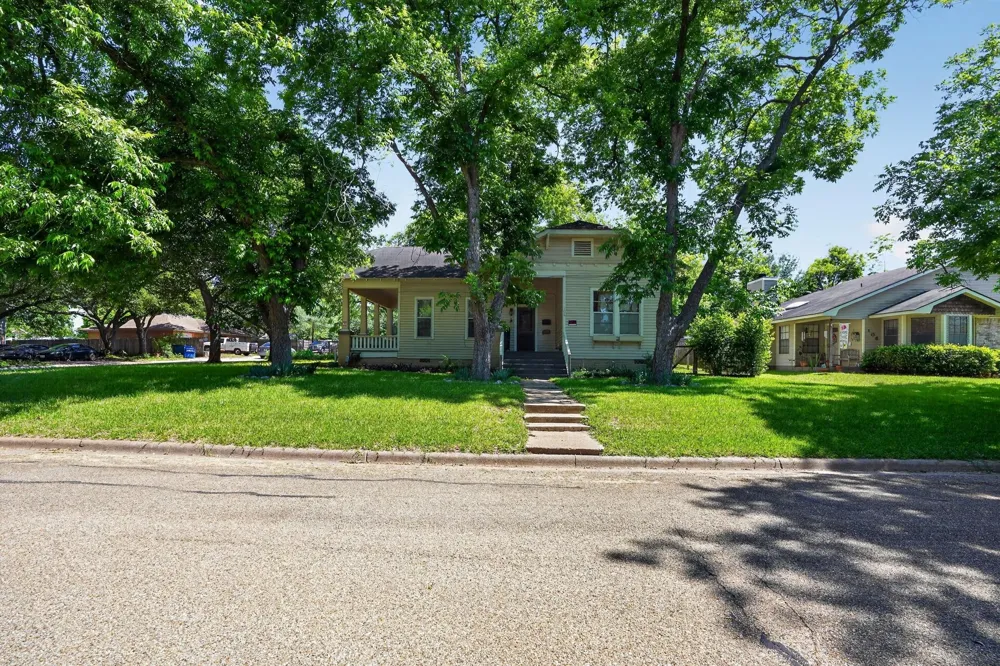 106 E Valverde Street Brenham, TX 77833