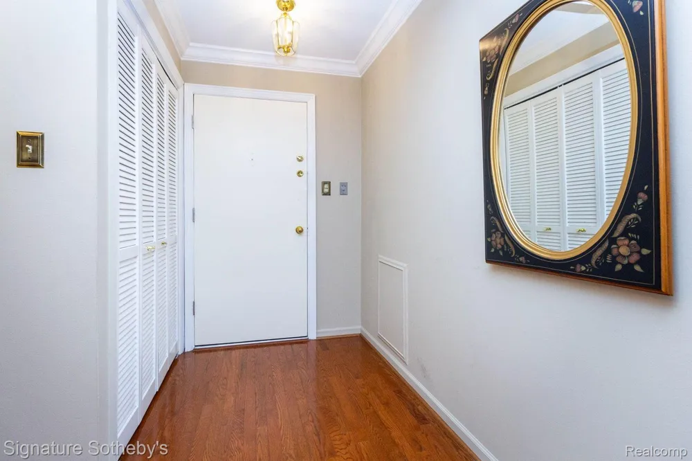 19710 W 13 Mile Road #101 Beverly Hills Village, MI 48025