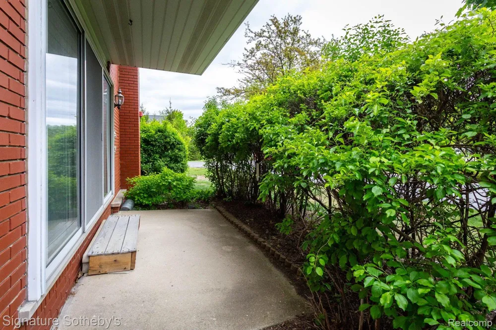 19710 W 13 Mile Road #101 Beverly Hills Village, MI 48025