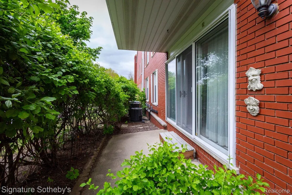 19710 W 13 Mile Road #101 Beverly Hills Village, MI 48025