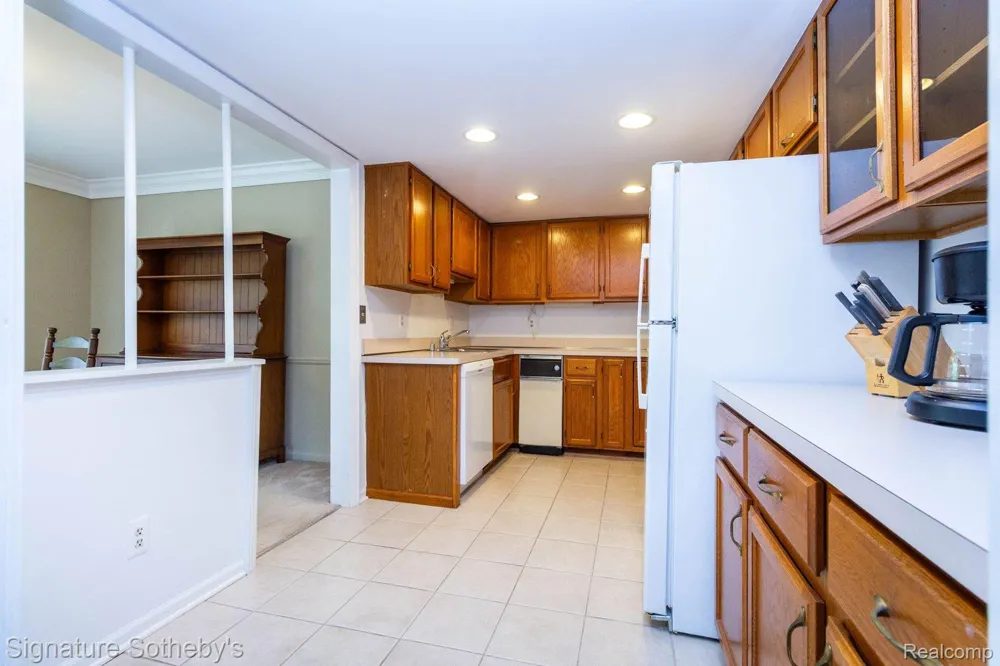 19710 W 13 Mile Road #101 Beverly Hills Village, MI 48025