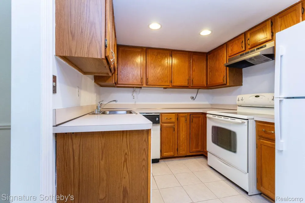 19710 W 13 Mile Road #101 Beverly Hills Village, MI 48025