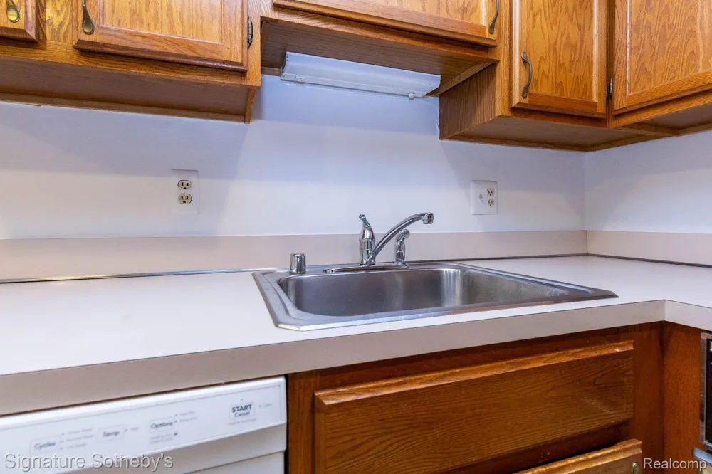 19710 W 13 Mile Road #101 Beverly Hills Village, MI 48025