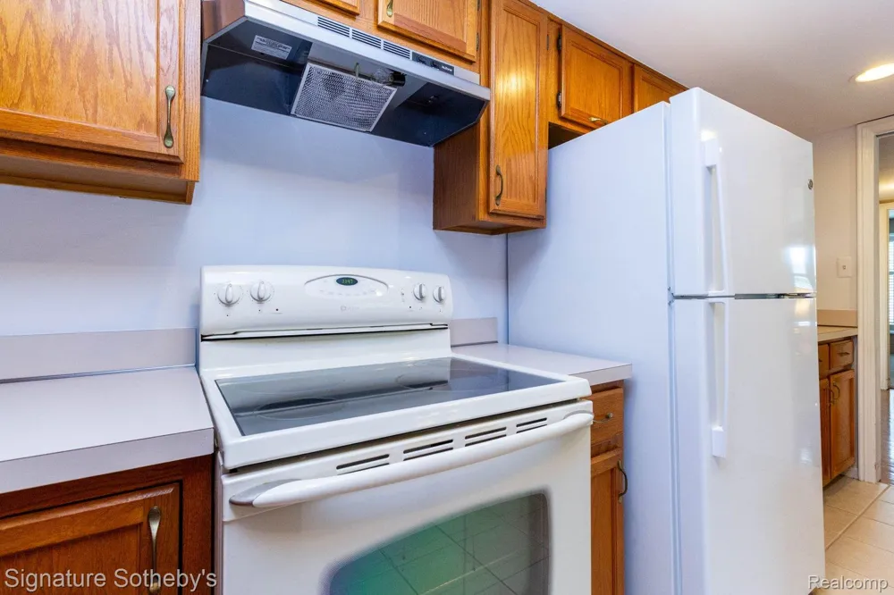19710 W 13 Mile Road #101 Beverly Hills Village, MI 48025