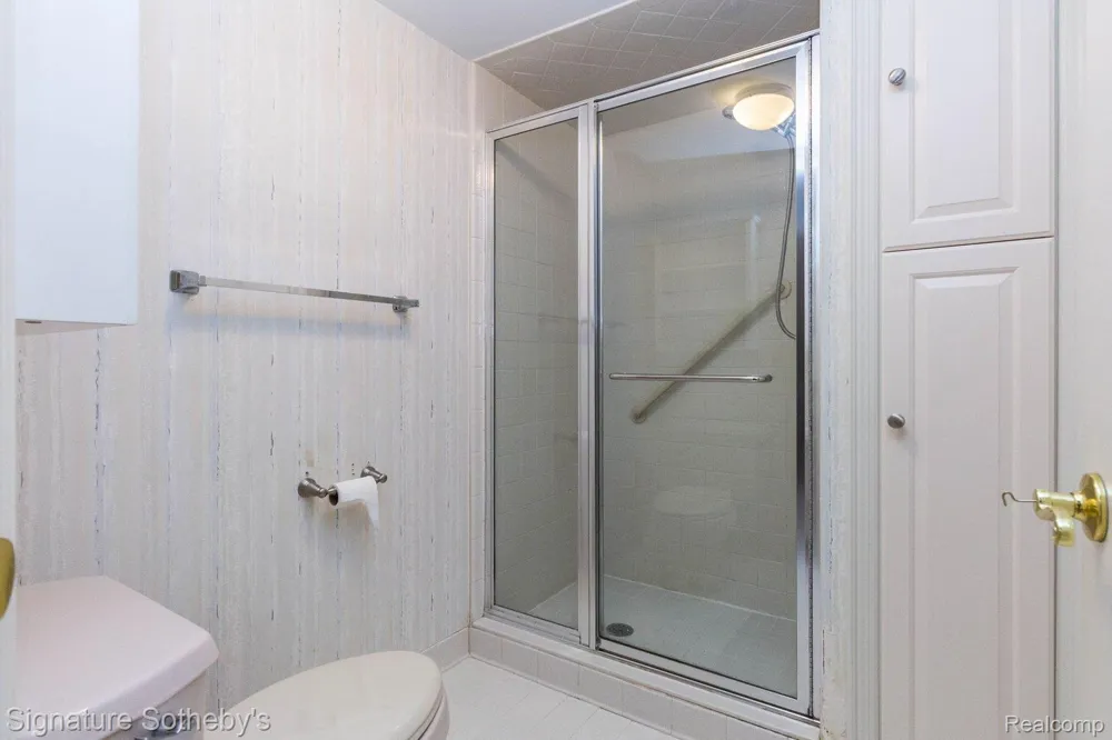 19710 W 13 Mile Road #101 Beverly Hills Village, MI 48025