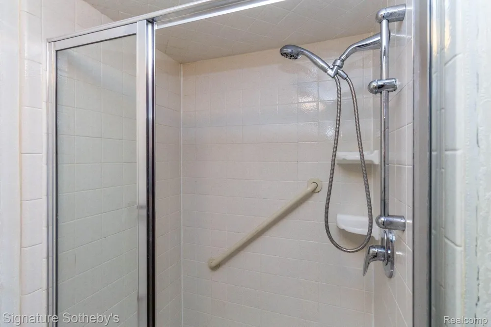 19710 W 13 Mile Road #101 Beverly Hills Village, MI 48025