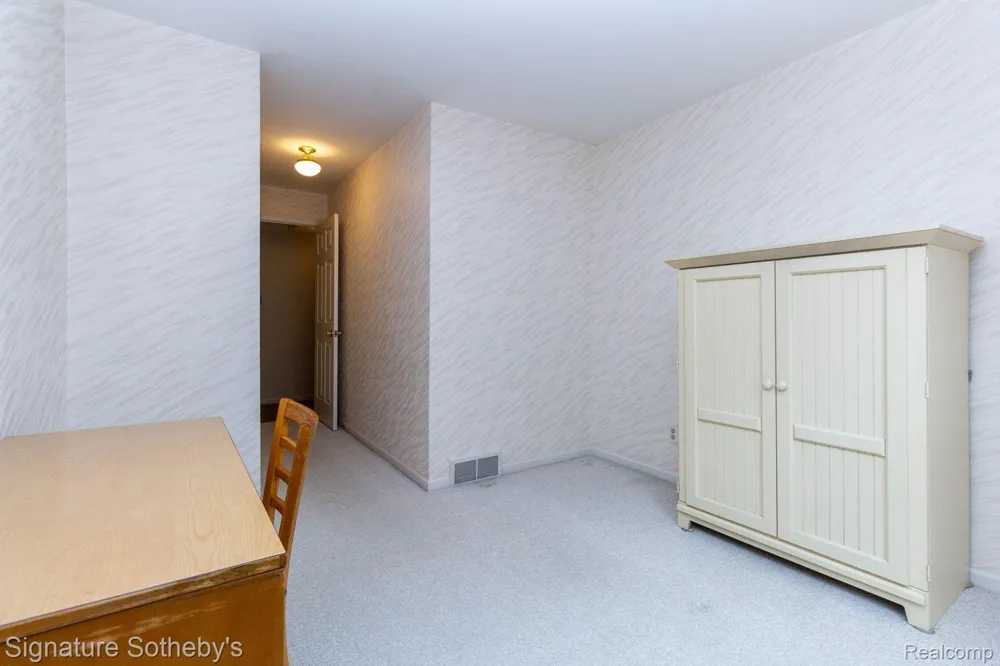 19710 W 13 Mile Road #101 Beverly Hills Village, MI 48025