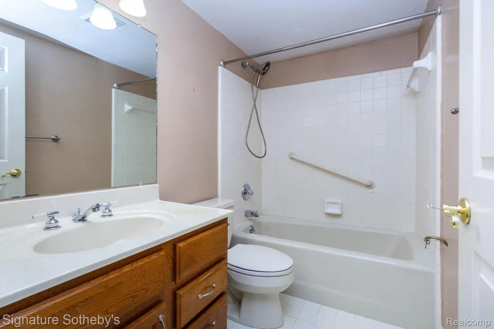 19710 W 13 Mile Road #101 Beverly Hills Village, MI 48025