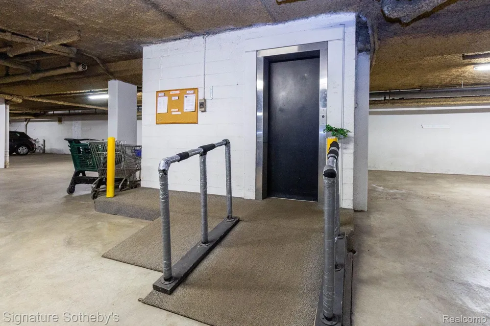 19710 W 13 Mile Road #101 Beverly Hills Village, MI 48025