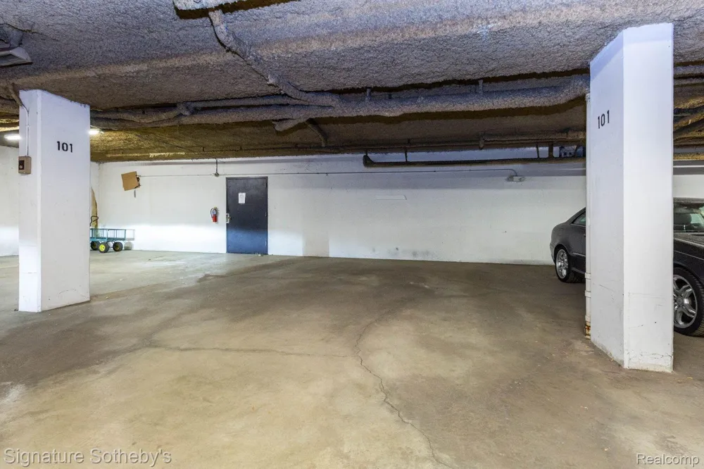 19710 W 13 Mile Road #101 Beverly Hills Village, MI 48025