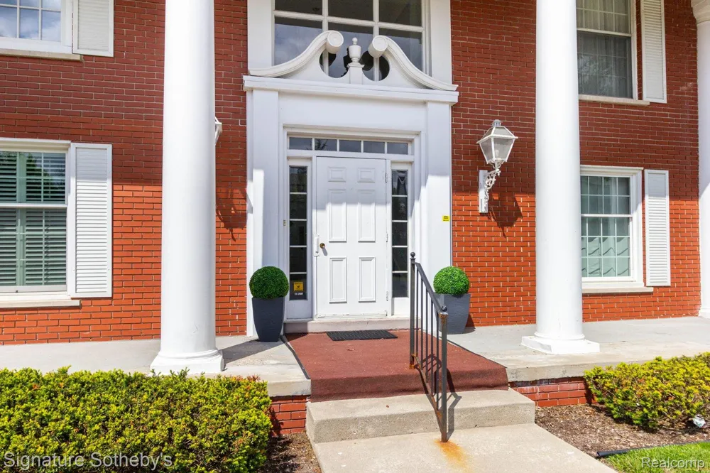 19710 W 13 Mile Road #101 Beverly Hills Village, MI 48025