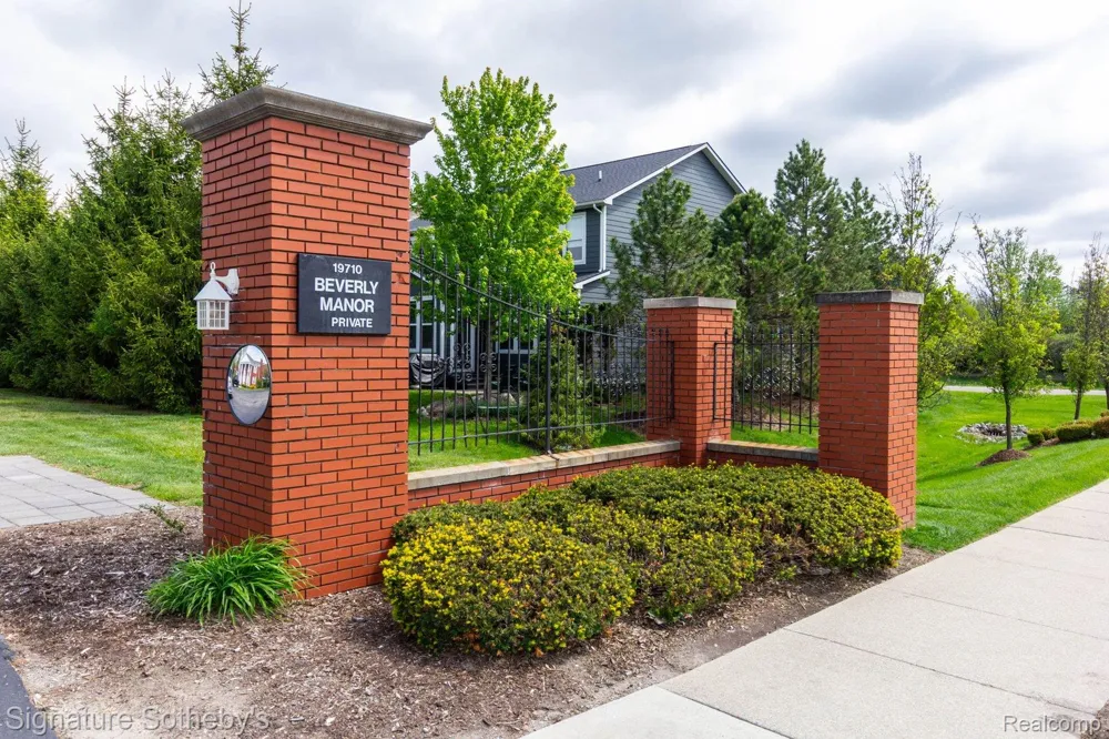 19710 W 13 Mile Road #101 Beverly Hills Village, MI 48025